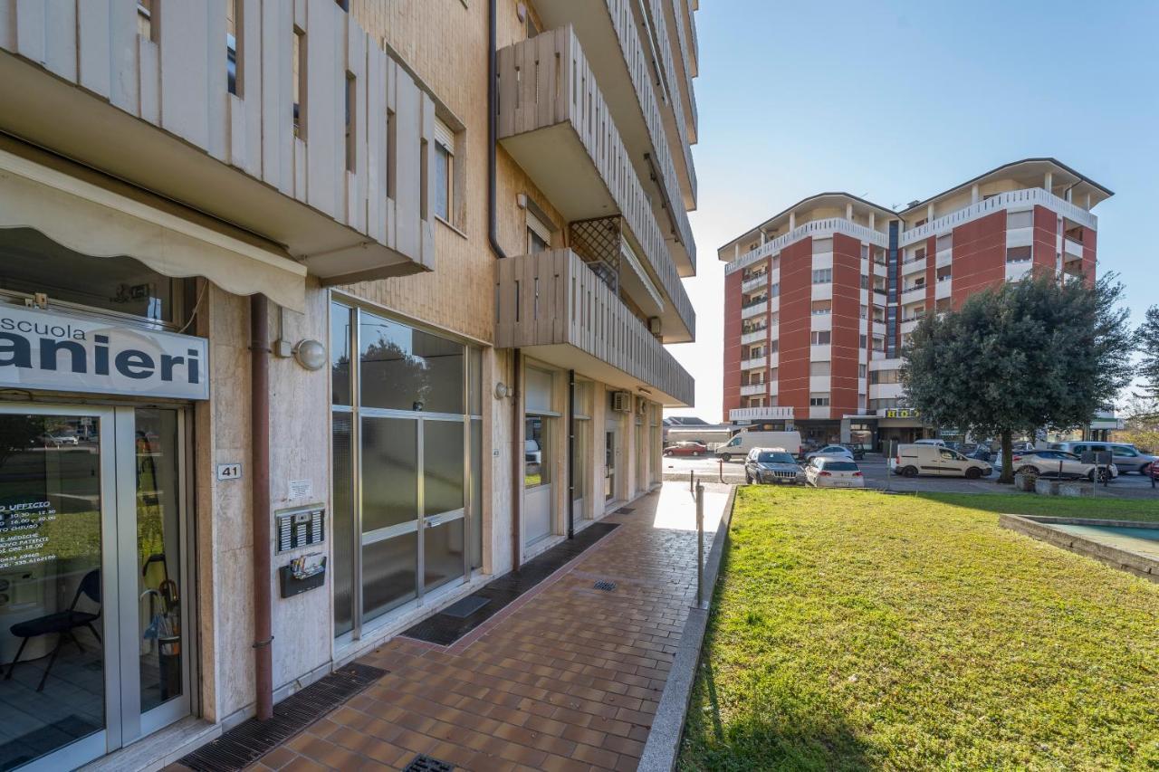 Ferienwohnung Zia Dina Apt - With Balcony Pasian di Prato Exterior foto